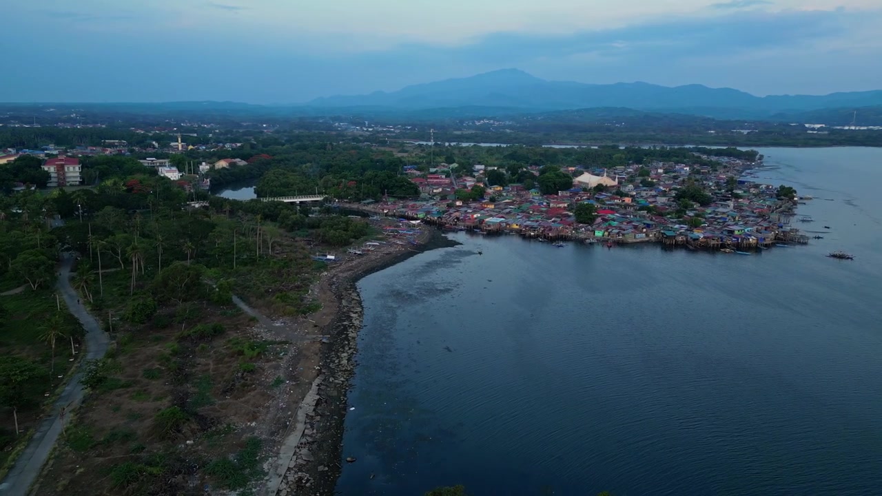 Rekaman udara bergerak mulus komunitas perumahan pesisir di Wawa Batangas, Filipina, menampilkan Sungai Calumpang dan Teluk Batangas