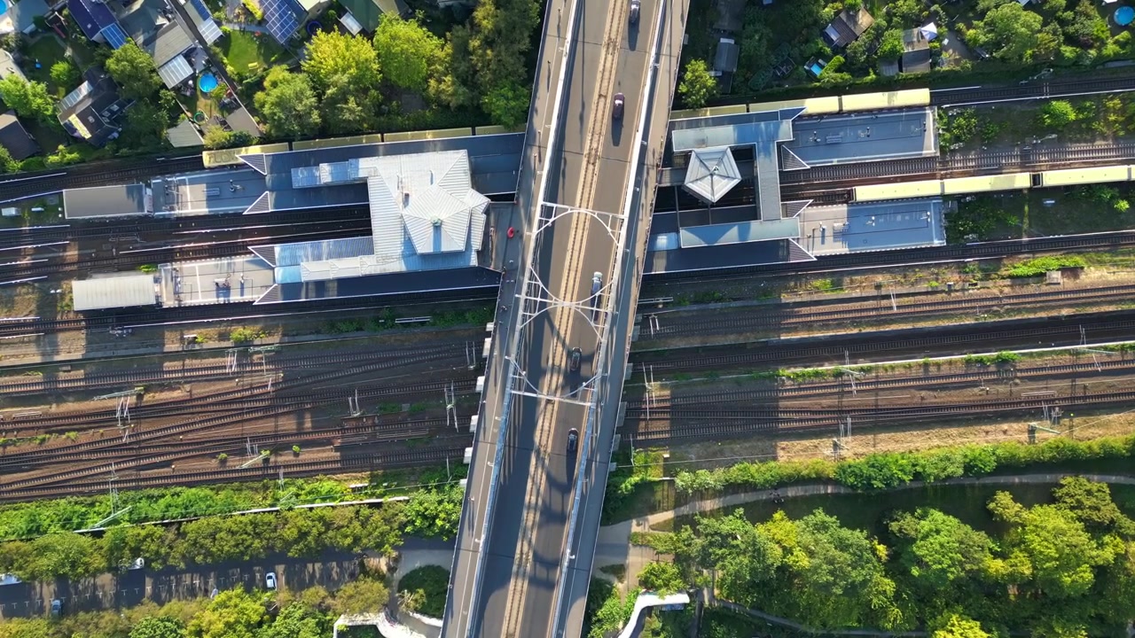 Kereta melaju di rel di Jembatan Agen Jalan Bornholmer di Berlin, Jerman, pada hari musim panas yang cerah. Pemandangan udara indah dari drone, penerbangan vertikal (pandangan mata burung).