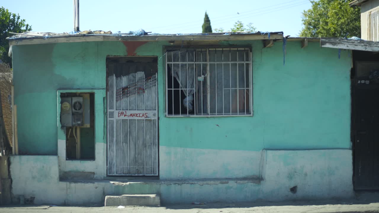 antigua casa pobre en tijuana mexico, estilo de vida mexicano en presupuesto rural o de bajo rango
