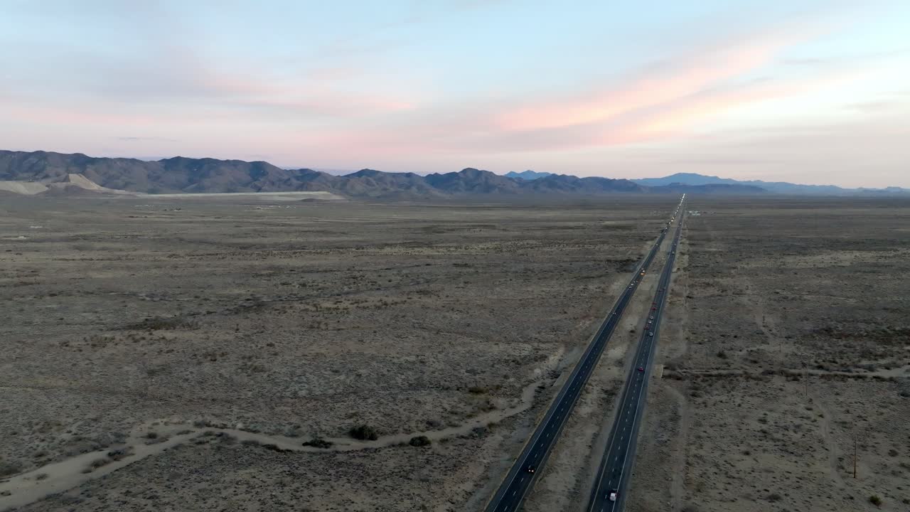 carretera 93 en arizona con paisaje desértico y montañas en la distancia con drone video estable