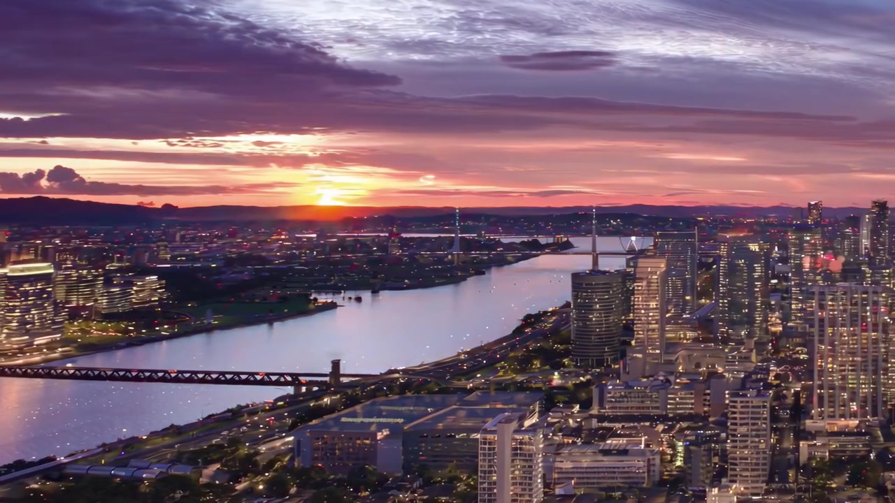 Time-lapse de paisagem urbana moderna e rio do pôr do sol à noite