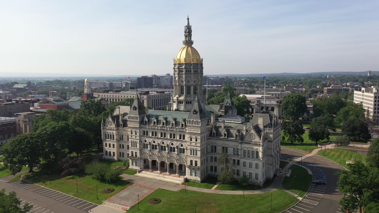 vídeo aéreo 4k del capitolio de connecticut con hartford de fondo