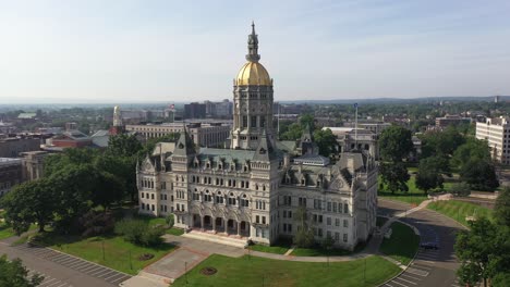 Video-Aéreo-4k-Del-Capitolio-De-Connecticut-Con-Hartford-En-Segundo-Plano