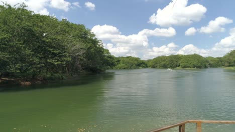 Drohne-Fliegt-über-Flusswasser-Des-Humedales-Del-Ozama-Nationalparks-In-Der-Dominikanischen-Republik