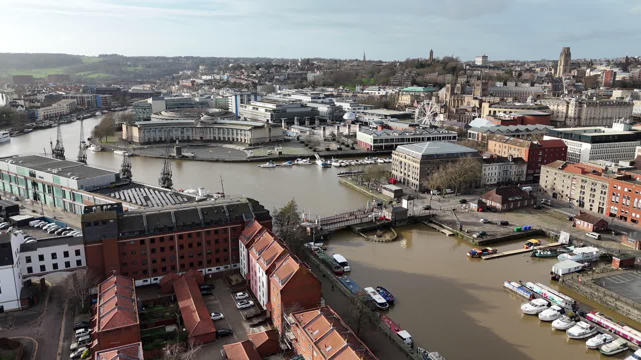 el puerto de bristol, reino unido panning drone frente al mar aéreo
