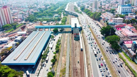 Aerial-from-subway-train-and-car-traffic