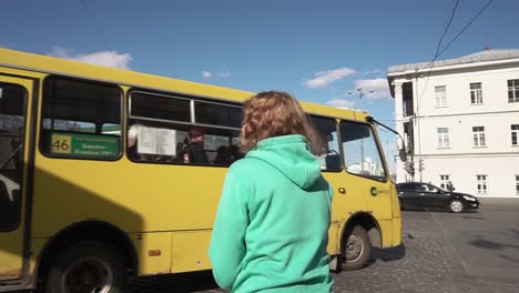 pareja esperando el autobús en la ciudad