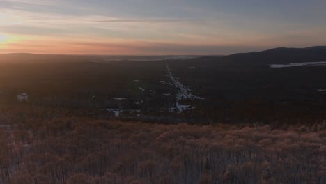 Paisaje-De-Puesta-De-Sol-Con-árboles-Densos-Cubiertos-De-Nieve-En-El-Sur-De-Quebec---Toma-Aérea-De-Drones