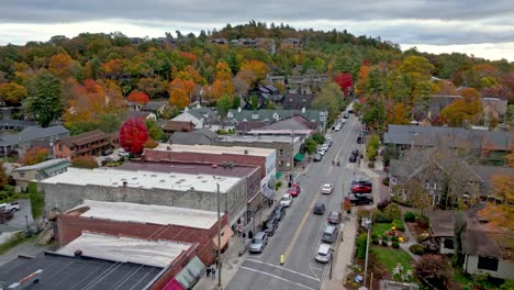 Luftstoß-Im-Herbst-Und-Herbst-In-Die-Hauptstraße-In-Blowing-Rock,-North-Carolina,-North-Carolina