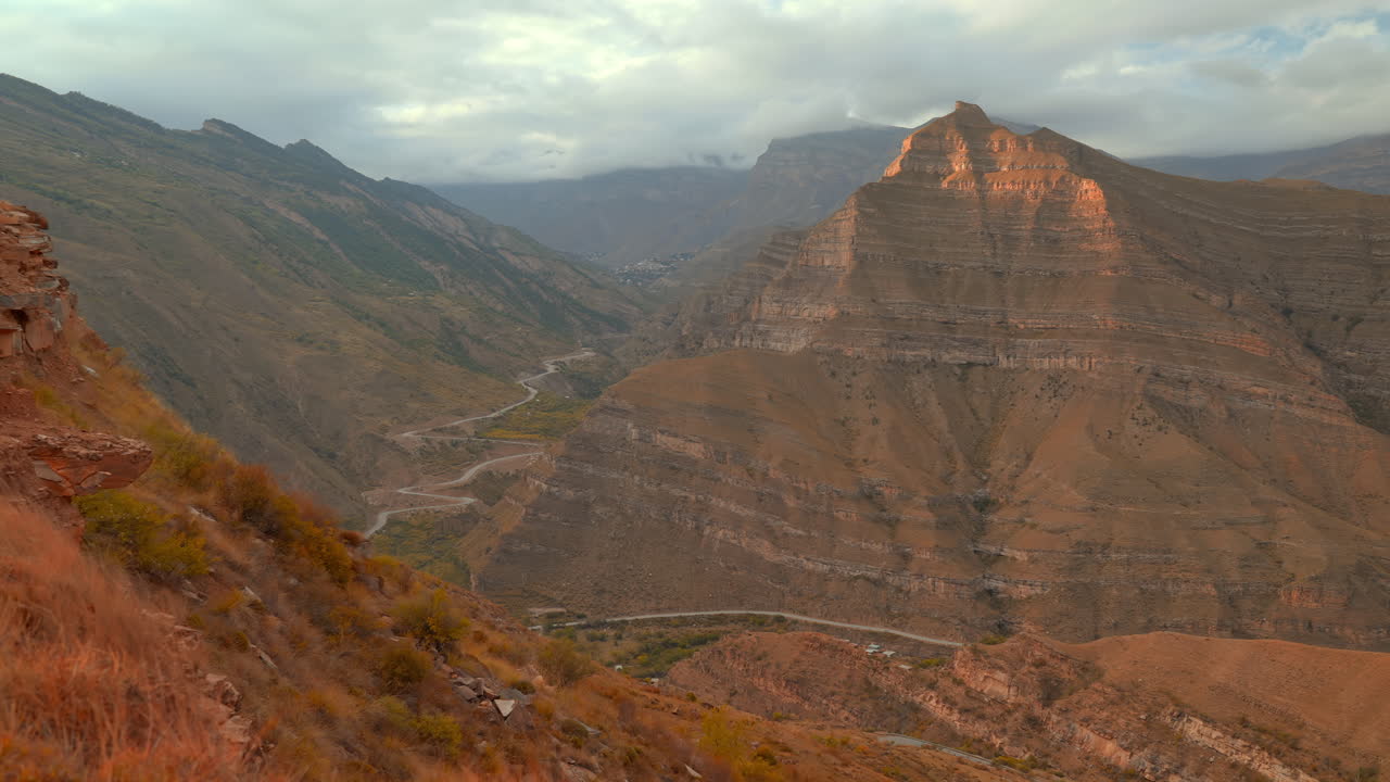 Il paesaggio panoramico della valle montuosa