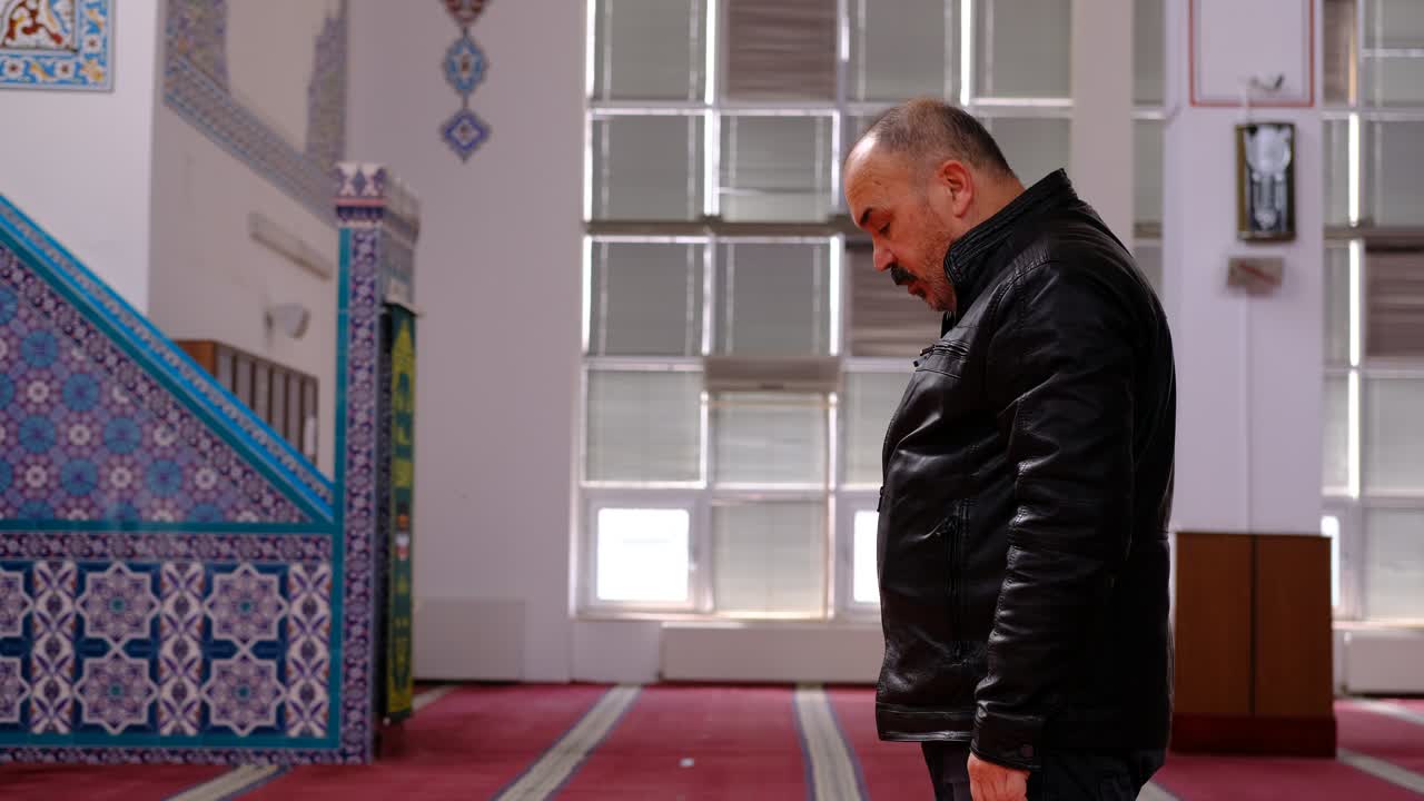 남자는 라마단 3 동안 모스크에서 기도