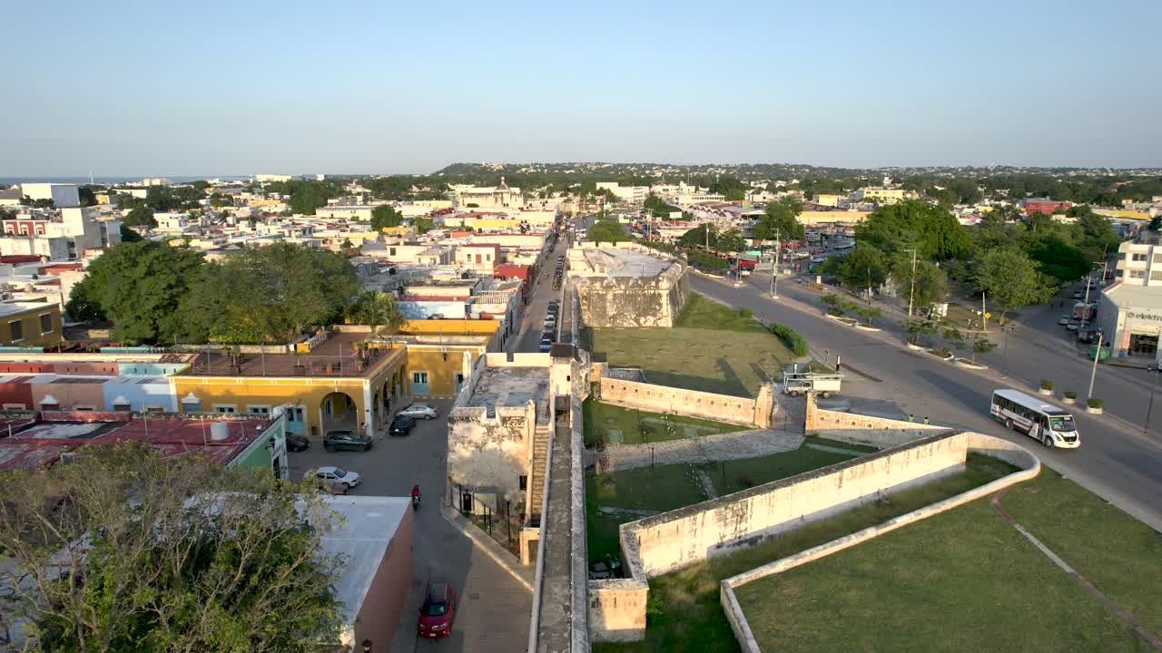 vista fpv frontal de la muralla de campeche y foso de castigo a los piratas en mexico