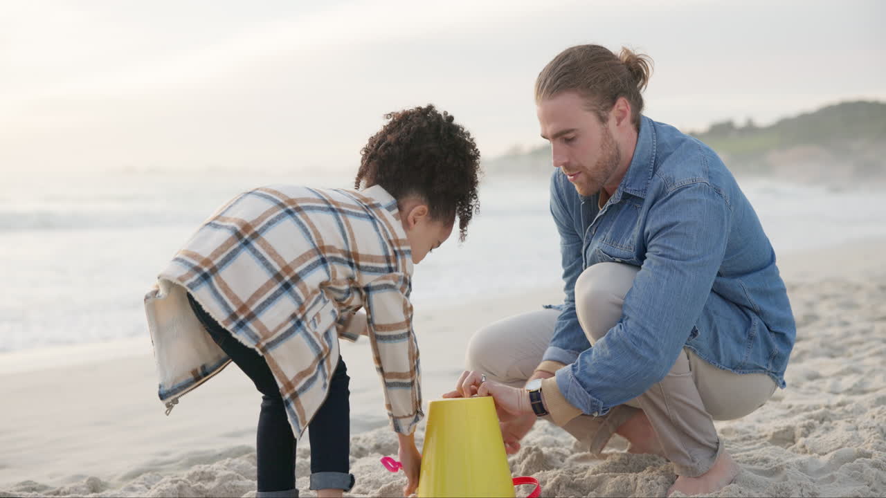 familia, padre e hijo con castillo de arena en la playa