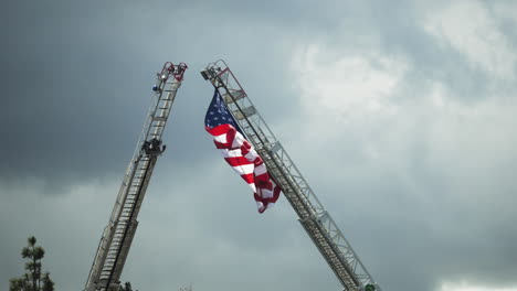 Una-Bandera-Americana-Ondea-En-El-Viento