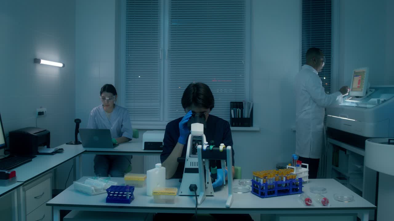 밤에 실험실에서 일하는 과학자들