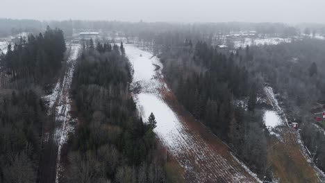 Drone-Flyover-Ski-Resort-Invierno-Con-Poca-Nieve,-Escena-Del-Calentamiento-Global