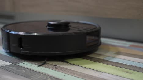 el robot aspirador se enciende y comienza a limpiar de cerca