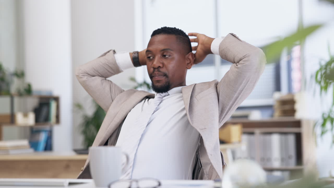 Dolore al collo, stretching e stress dell'uomo d'affari