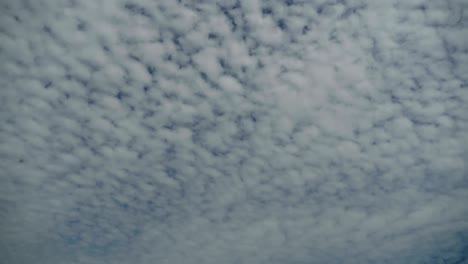 las nubes se mueven en el cielo azul.