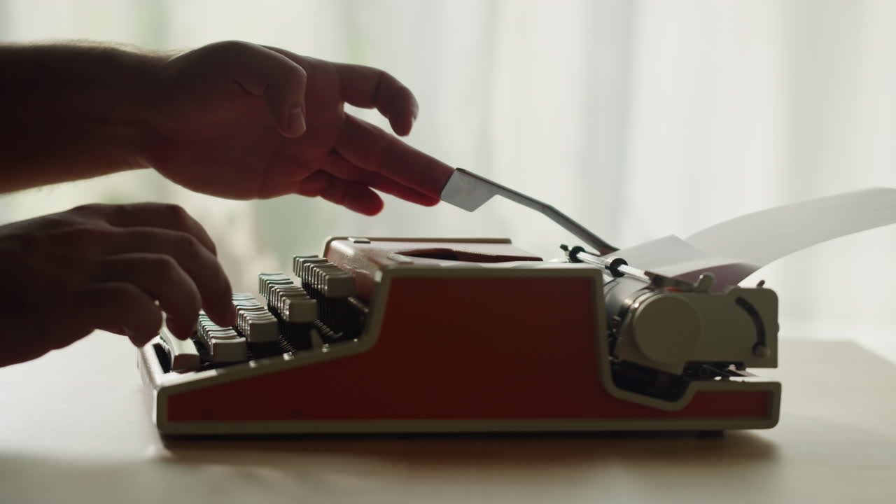 Close-up van handen die typen op een vintage typemachine