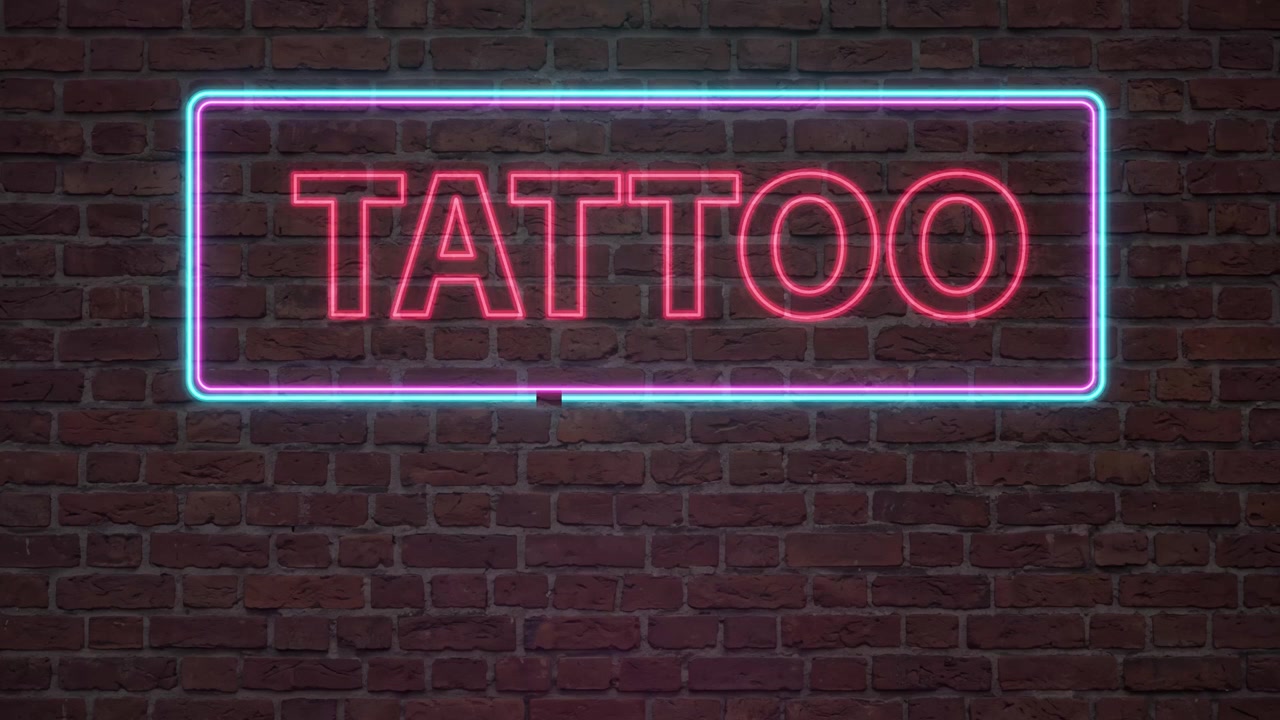 Chữ hình xăm neon màu hồng nhấp nháy bên trong khung màu xanh ngọc trên nền tường gạch tối màu