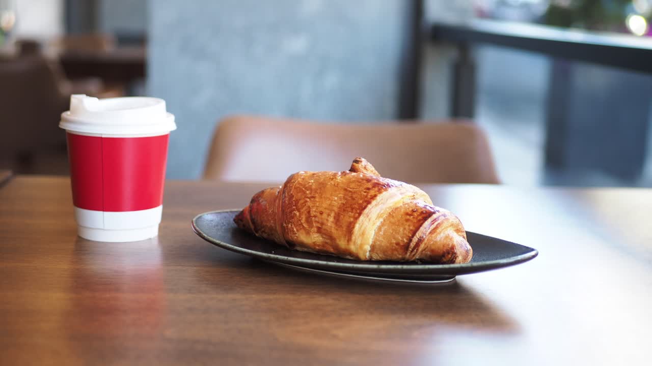 café y croissant en una cafetería