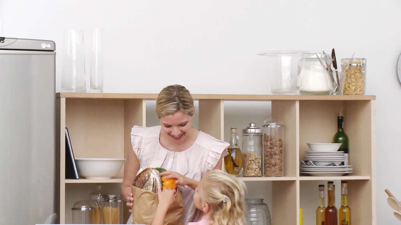 мать и дочь на кухне