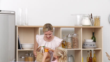 madre e hija en la cocina