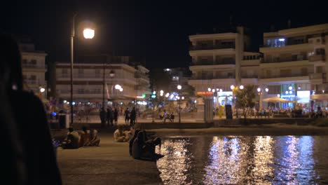 Pier-Und-Stadtplatz-Mit-Menschen-In-Der-Nacht