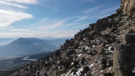 imágenes de drones en la cima de la montaña