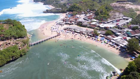 La-Playa-De-Arena-Blanca-Está-Llena-De-Visitantes