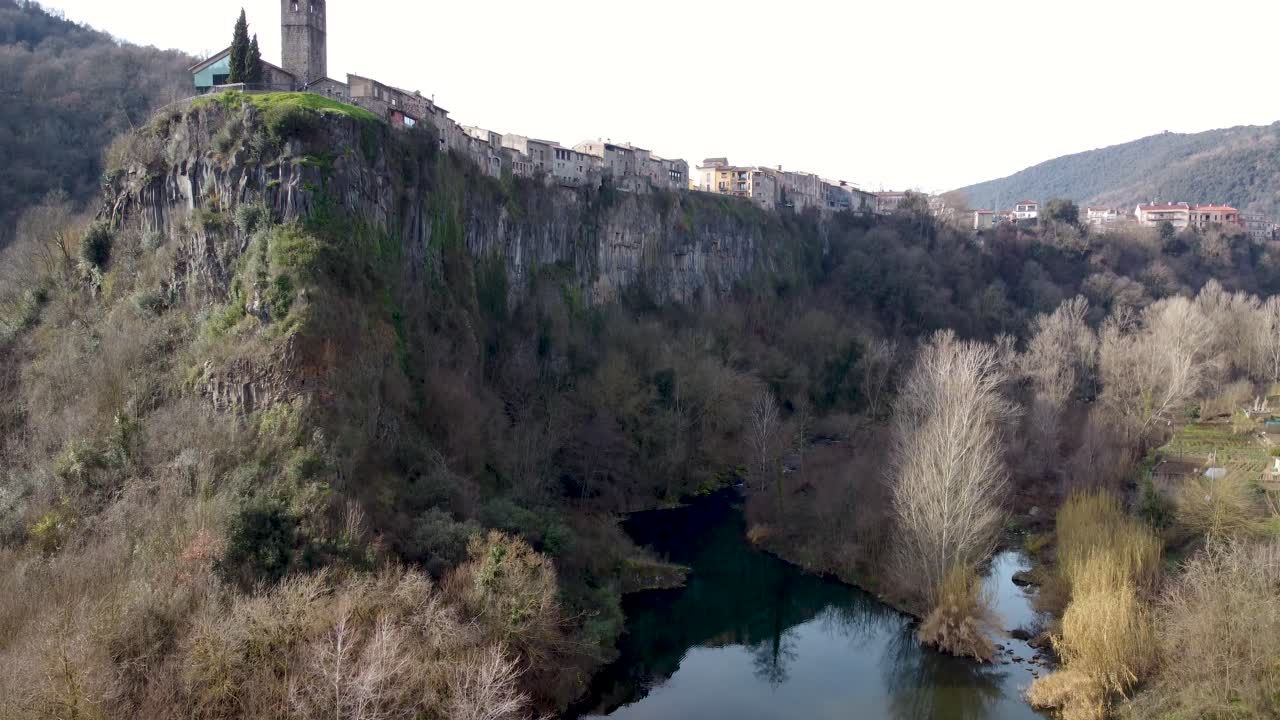 castellfollit de la roca, la ciudad del acantilado en los pirineos de girona, cerca de la zona volcánica de garrotxa
