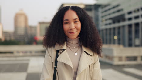 Cara,-Feliz-Y-Una-Mujer-Negra-De-Negocios-En-La-Ciudad.