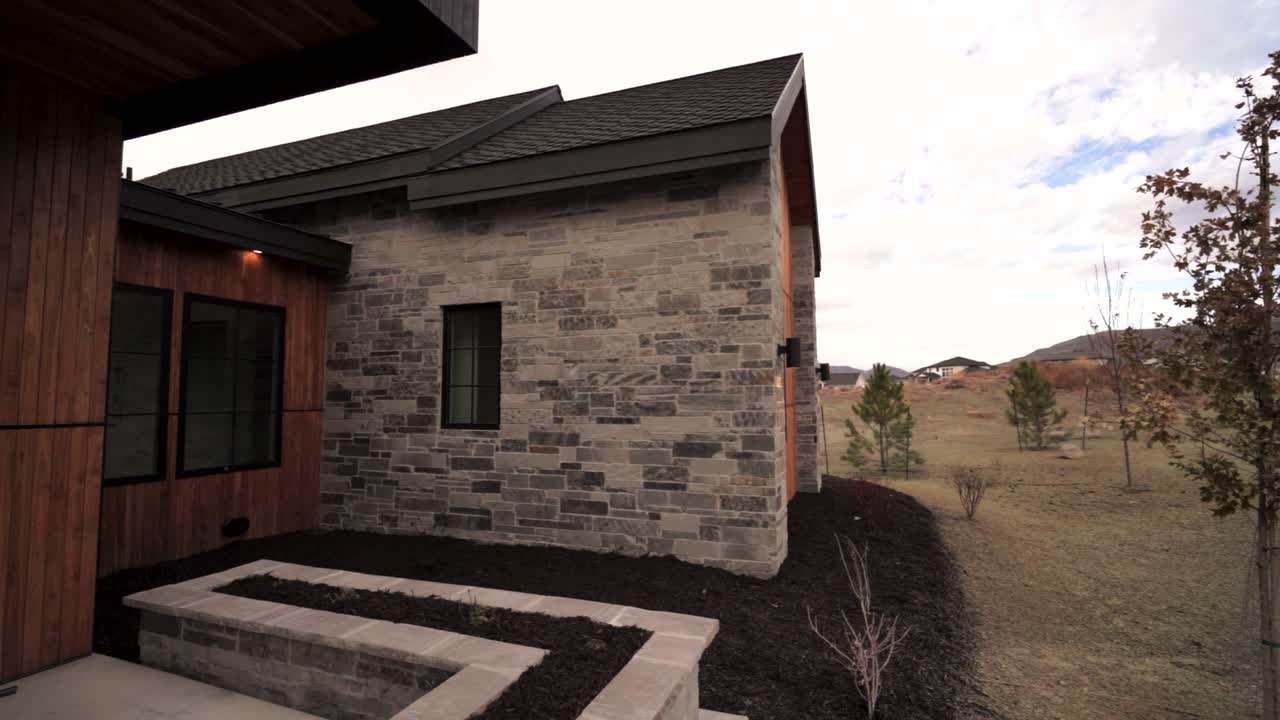 revelación de panorámica exterior de una casa construida a medida