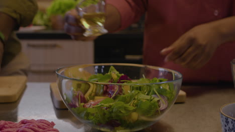 una pareja cocinando en la cocina.