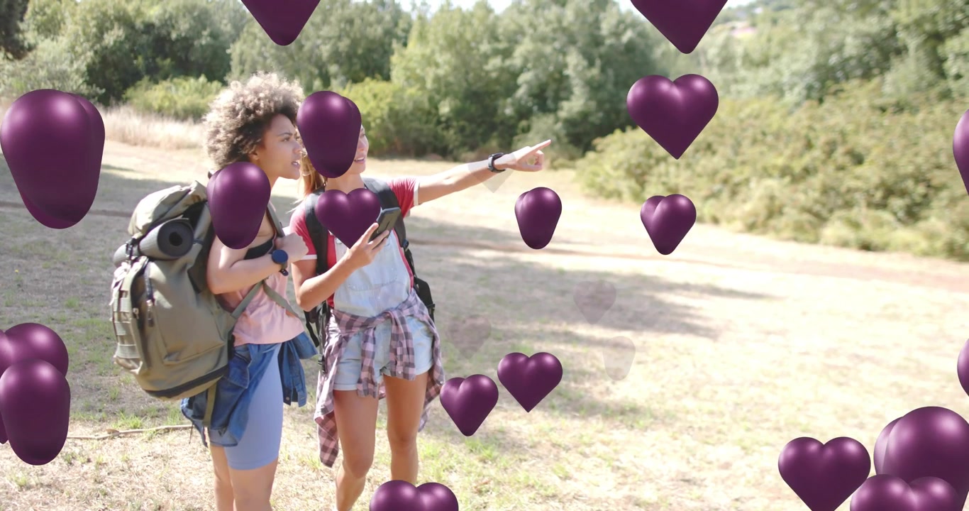 Due escursionisti che attraversano una radura usando un'app di viaggio per smartphone, indicando il sentiero, con cuori viola che fluttuano.