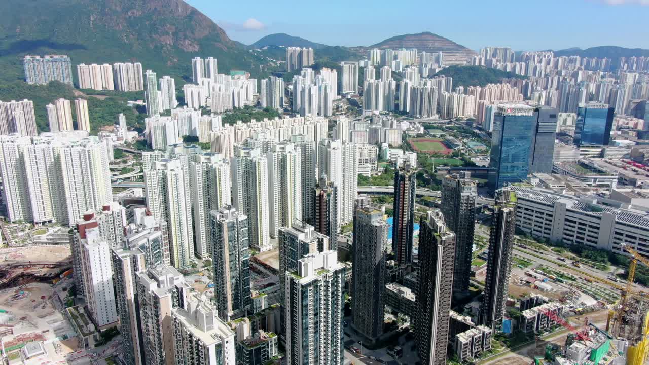 área urbana de kowloon en el centro de hong kong, vista aérea de arriba hacia abajo con tráfico y rascacielos de la ciudad
