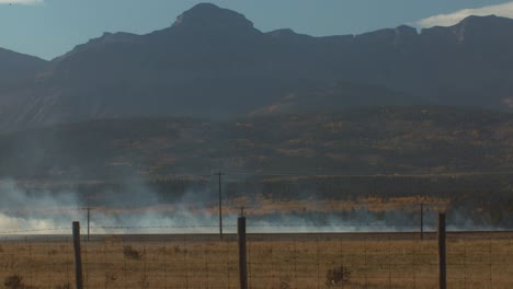 fuego distante cerca de las montañas