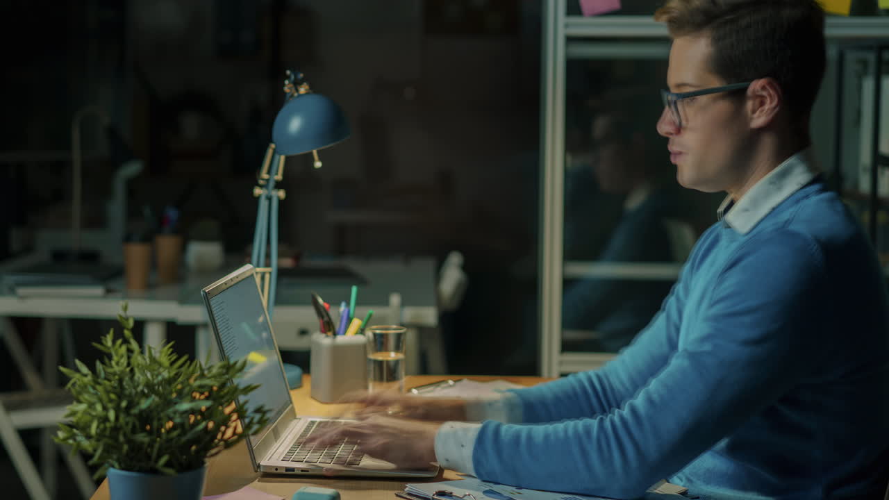 Lavoratore notturno alla scrivania