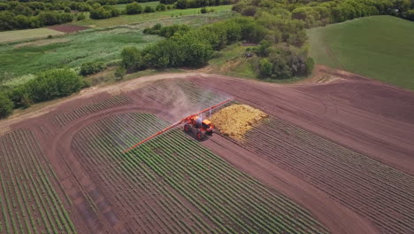 Pulverizador-Agrícola-Que-Riega-La-Planta-En-El-Campo-Agrícola.-Industria-Armamentista