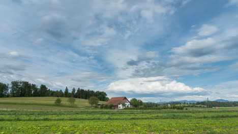 El-Cielo-Nublado-Se-Mueve-Sobre-Una-Granja-En-Suiza-En-Verano.