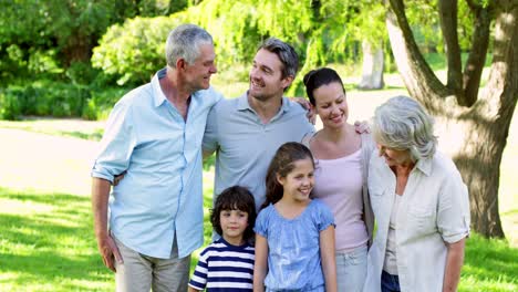 familia extendida sonriendo a la cámara en el jardín