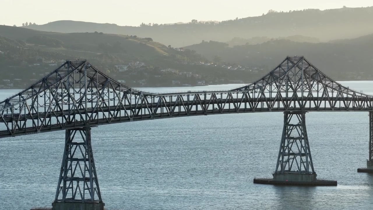Vista aerea con drone del ponte Richmond-San Rafael che attraversa la baia di San Francisco, collegando Richmond e San Rafael in California, con auto che transitano sulla struttura a traliccio