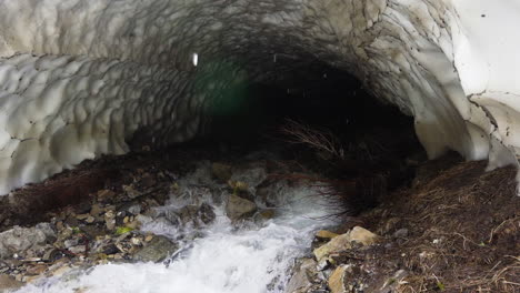 Blick-In-Den-Tunnel-Unter-Der-Von-Lawinen-Bedeckten-Provo-Schlucht-Nach-Beginn-Des-Tauwetters