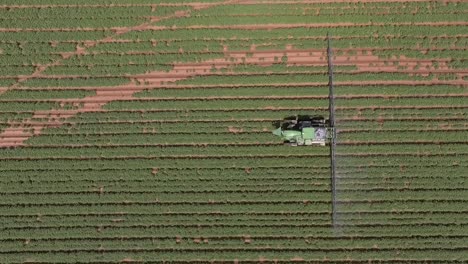 toma aérea de un dron de un rociador de cultivos