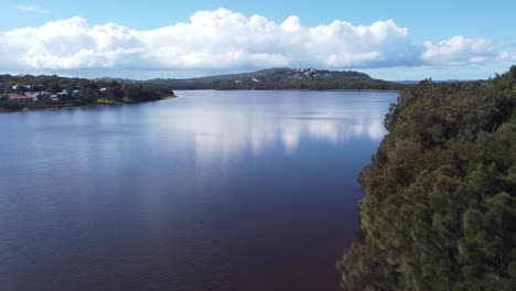 Aéreo-Dron-Escénico-Paisaje-Tiro-Terrigal-Wamberal-Laguna-Lago-Río-Sistema-Central-Costa-Turismo-Nsw-Australia-4k