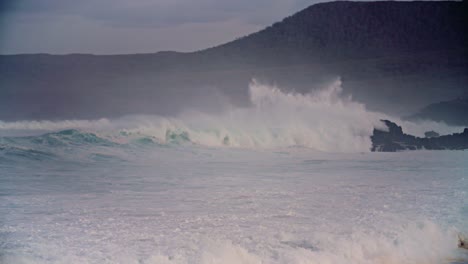 grandes olas ruedan en la costa de hawaii en cámara lenta 2