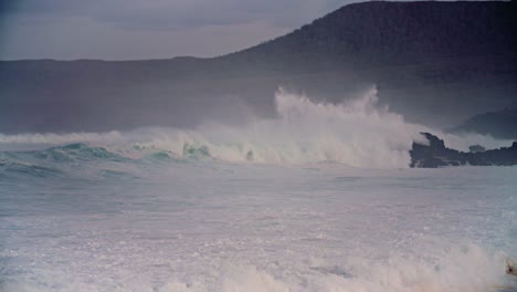 大波浪慢慢地涌入夏威夷海岸 2