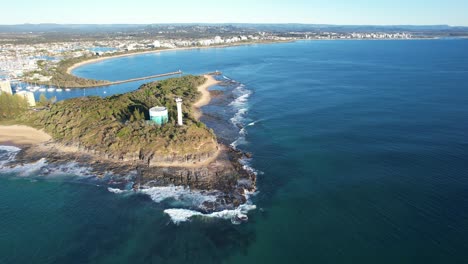 Vista-Aérea-De-Point-Cartwright-Beach,-Promontorio-Y-Faro-En-Queensland,-Australia