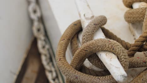 Nahaufnahme-Eines-Seils,-Das-Um-Eine-Klampe-Auf-Einem-Segelbootdeck-Gewickelt-Ist